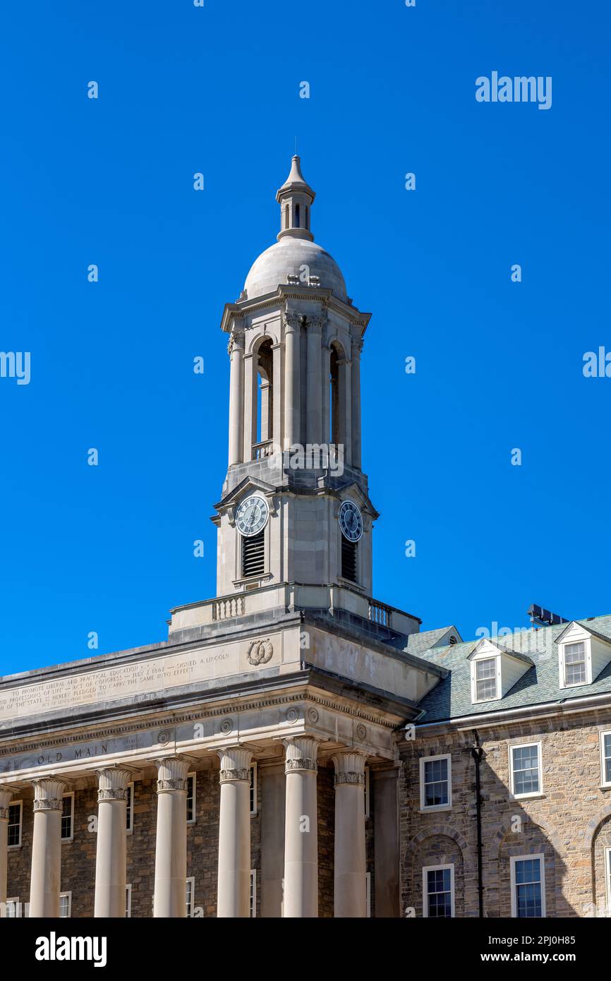 La Torre dell'Orologio nell'edificio Old Main nel campus della Penn state University Foto Stock