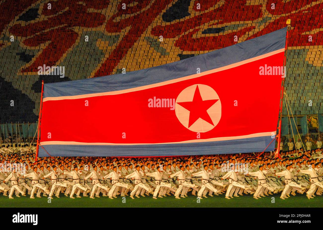 I Giochi di massa della Corea del Nord sono uno spettacolo di propaganda sincronizzato che comprende fino a 100.000 ginnasti, ballerini, acrobati e artisti marziali. Foto Stock