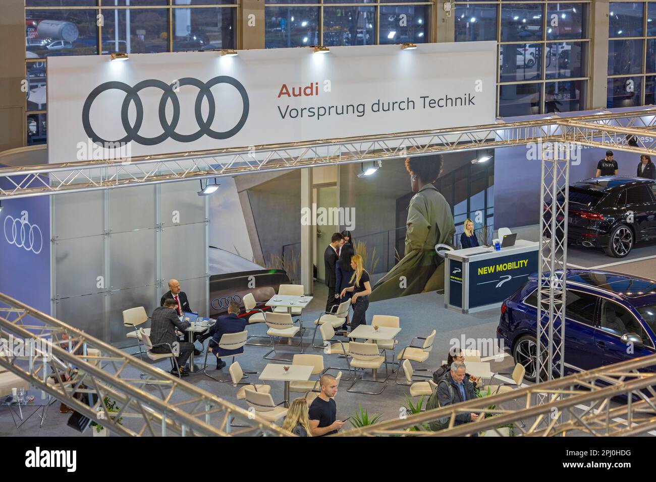 Belgrado, Serbia - 22 marzo 2023: Costruttore di veicoli dalla Germania Audi Stand al Salone Internazionale dell'Auto Expo Aerial View. Foto Stock