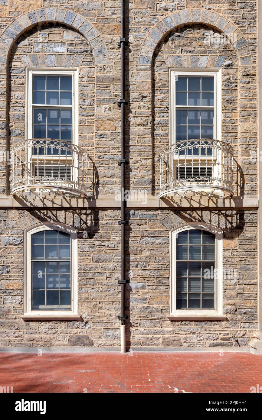 Facciata in pietra con finestre e balcone del campus della state University Foto Stock