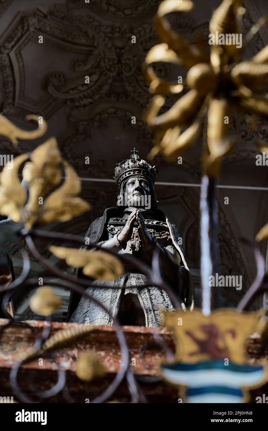 Statua di Maximillian i in ginocchio sulla cima del suo Cenotaph nella Hofkirche Innsbruck Austria Foto Stock