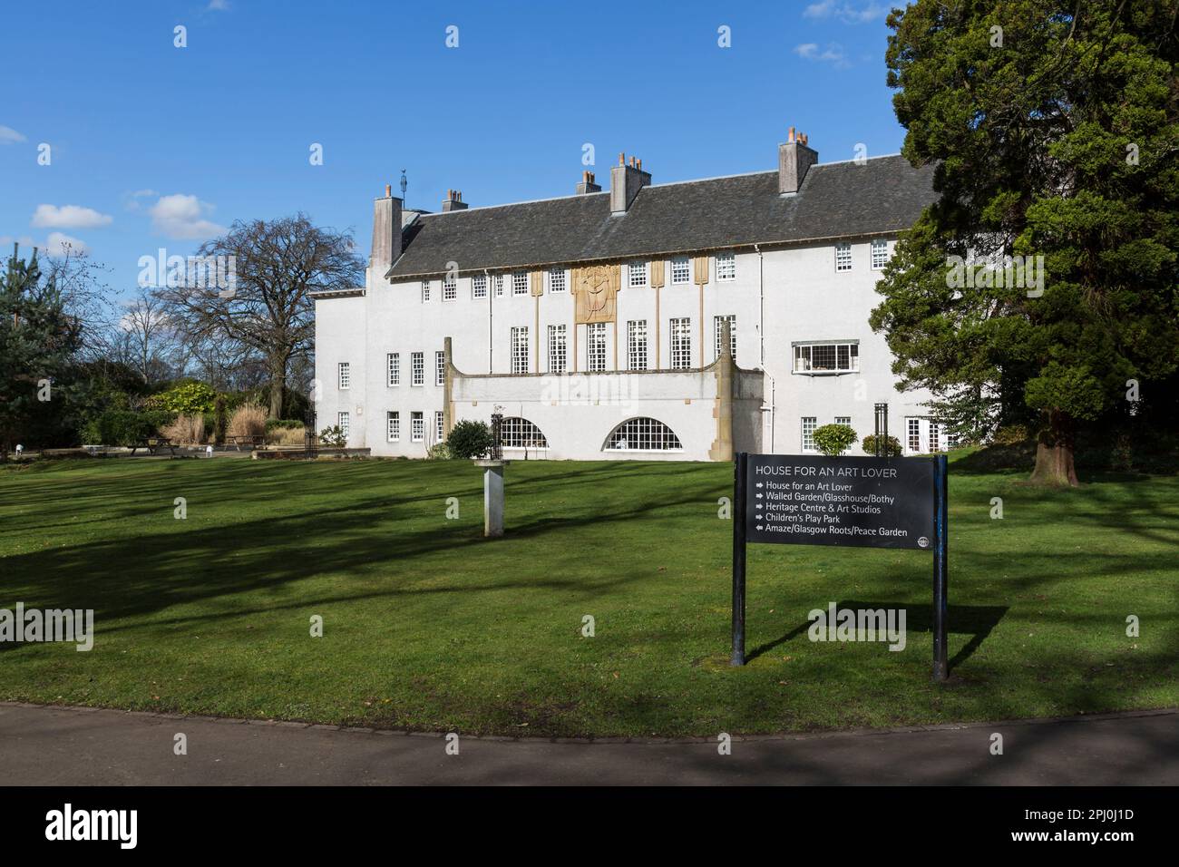Casa per un amante dell'arte costruita su un disegno di Charles Rennie Mackintosh a Bellahouston Park, Glasgow, Scozia, Regno Unito, Europa Foto Stock