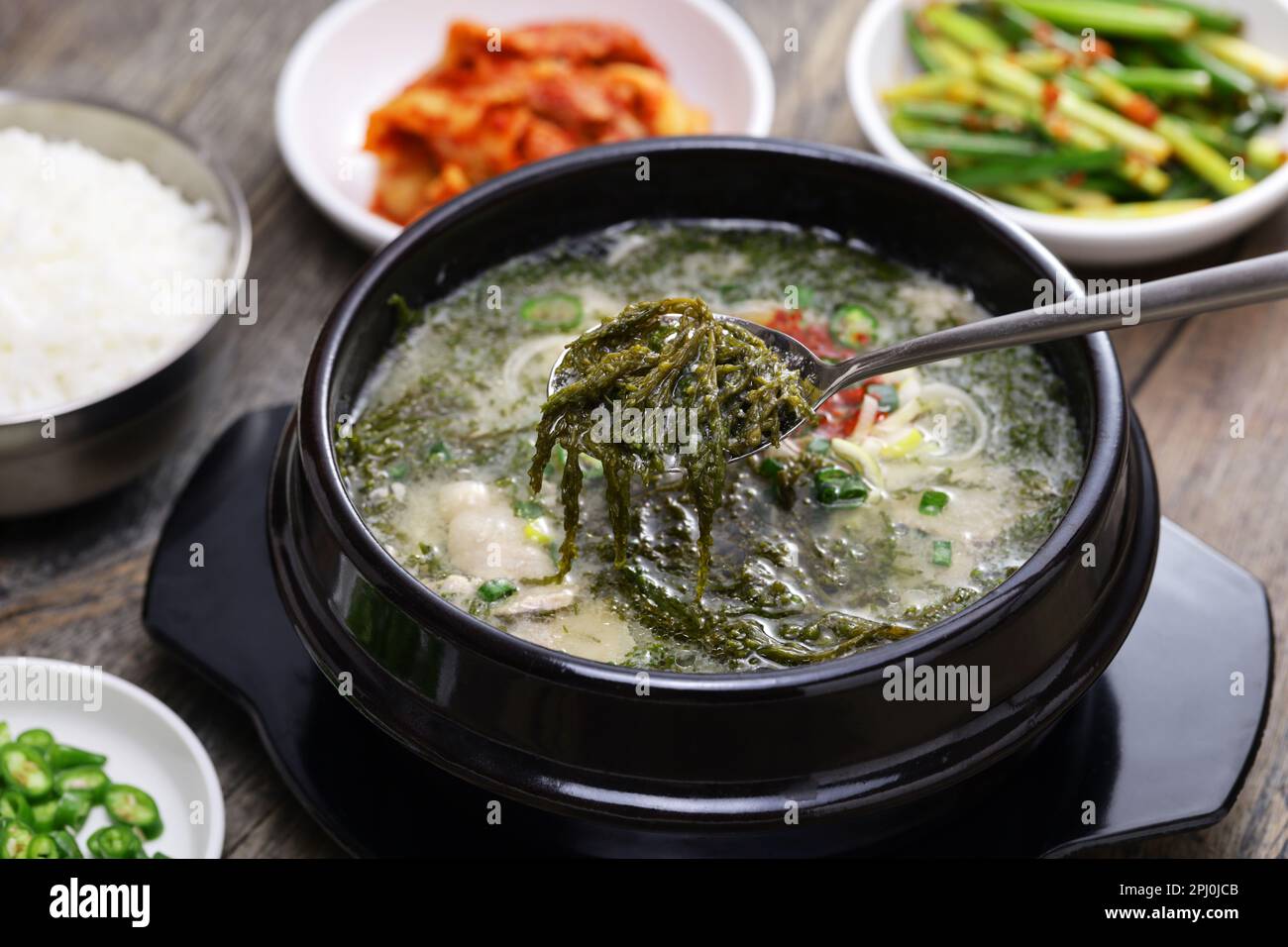 Momguk (zuppa di alghe sargassum), una specialità dell'isola di Jeju, Corea del Sud Foto Stock
