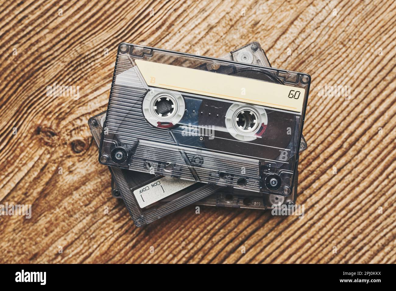 Cassette a nastro. Cassette magnetiche su tavolo in legno. Stile musicale retrò. festa musicale degli anni '80. Stile vintage. Apparecchiature analogiche. Audio stereo Foto Stock