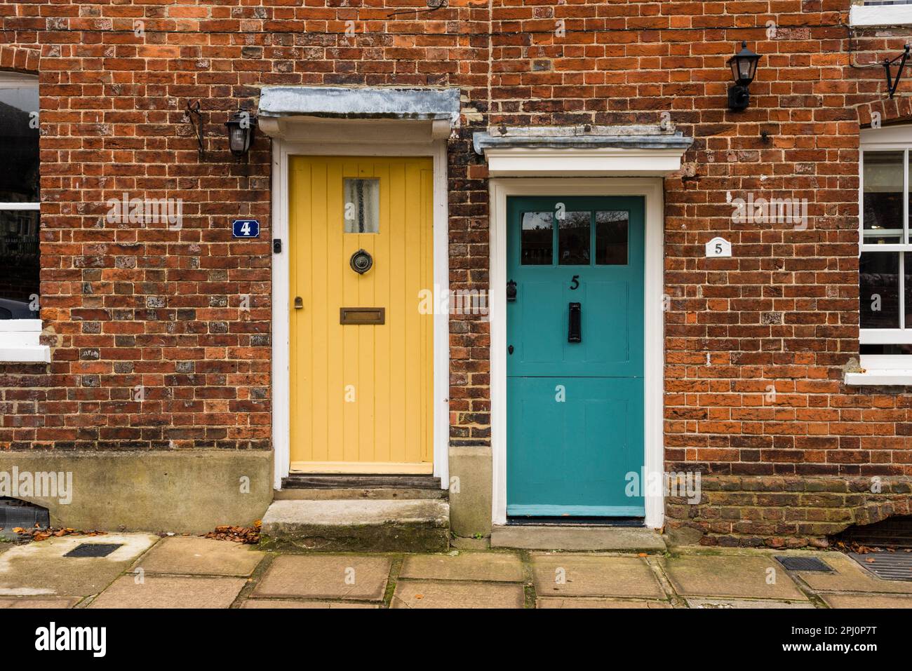 Due porte frontali affiancate, Farnham, Surrey, Regno Unito Foto Stock
