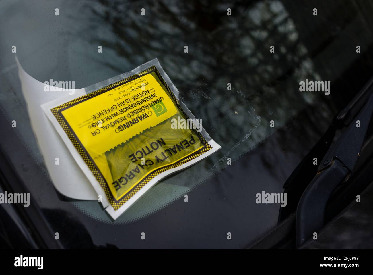 Avviso di penale sul parabrezza dell'auto, Farnham, Surrey, Regno Unito Foto Stock