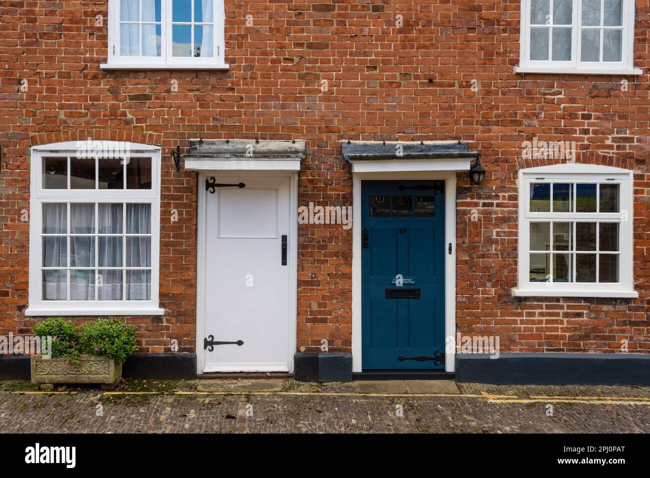 Due porte frontali affiancate, Farnham, Surrey, Regno Unito Foto Stock