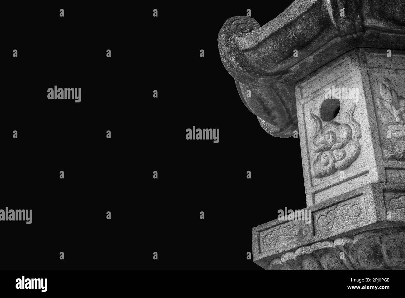 Vecchia lanterna di pietra giapponese tradizionale, un tipo spesso trovato nei giardini (bianco e nero con spazio di copia) Foto Stock
