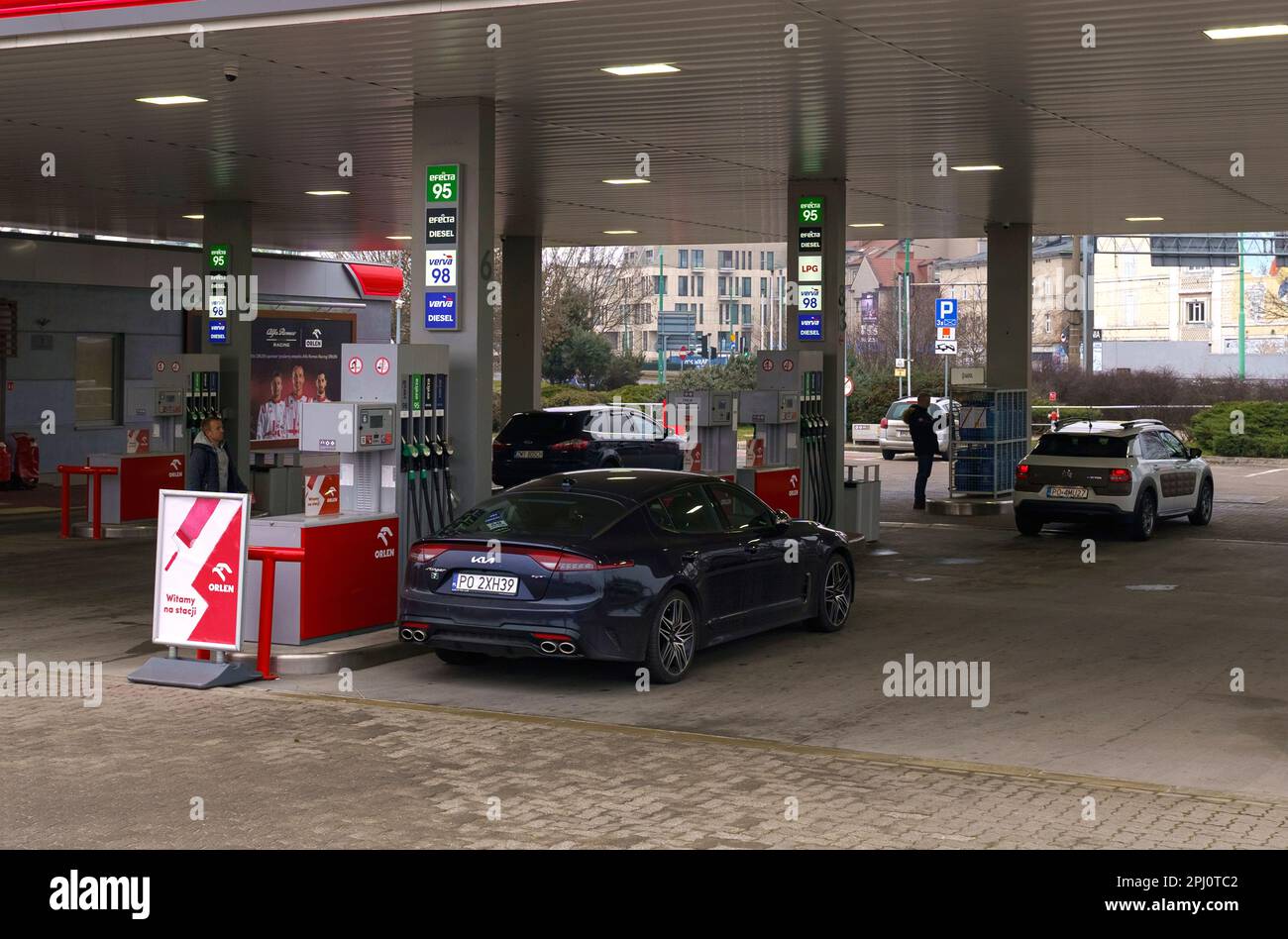 Poznan, Polonia - 11 febbraio 2023: Rifornimento di auto in una stazione di servizio in città. Foto Stock