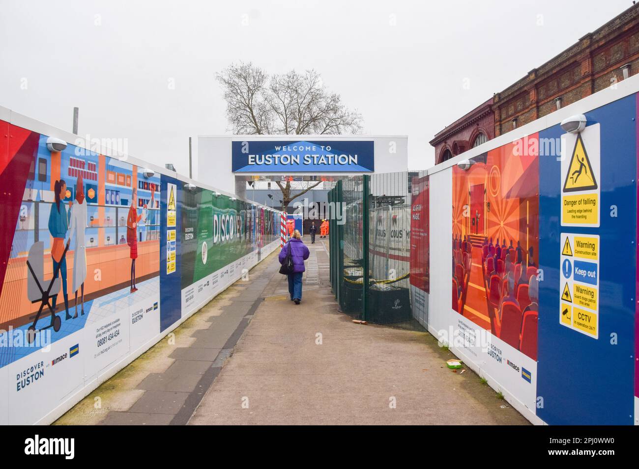 Un pendolari passa davanti al cantiere di costruzione HS2 (alta velocità 2) presso la stazione di Euston mentre ritardi, costi vertiginosi e incertezze continuano a affliggere il progetto ferroviario. Foto Stock