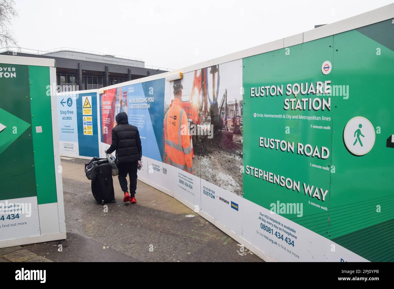 Londra, Regno Unito. 29th Mar, 2023. Un viaggiatore passa davanti al cantiere HS2 (High Speed 2) della stazione di Euston mentre ritardi, costi vertiginosi e incertezze continuano a affliggere il progetto ferroviario. (Credit Image: © Vuk Valcic/SOPA Images via ZUMA Press Wire) SOLO PER USO EDITORIALE! Non per USO commerciale! Foto Stock