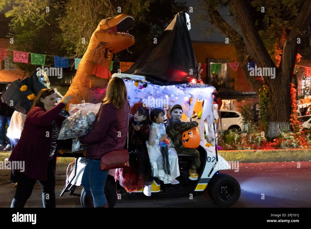 Halloween a Città del Messico. Un'auto con decorazioni di Halloween. Messico. Foto Stock