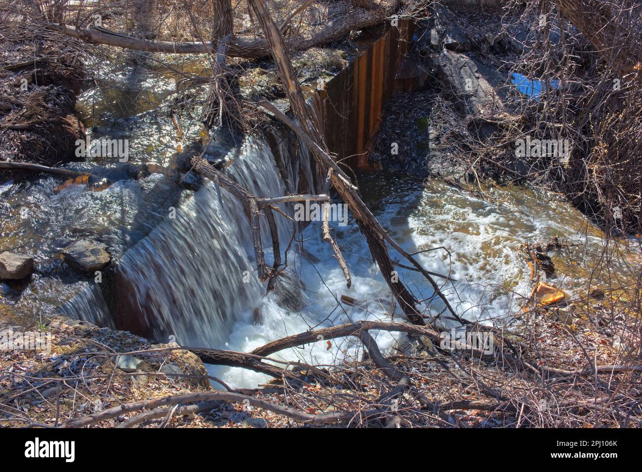 Divieto delle cascate Creek sotto il lago Lower Goldwater al Goldwater Lakes Park di Prescott, Arizona. Foto Stock