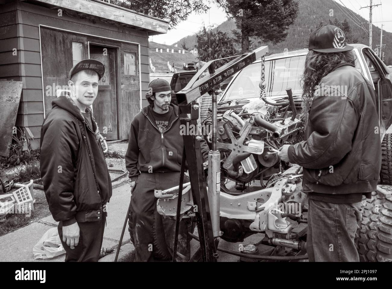 Shade albero di strada meccanica di installazione motore in vecchio junker auto a Sitka, Alaska, Stati Uniti. Foto Stock