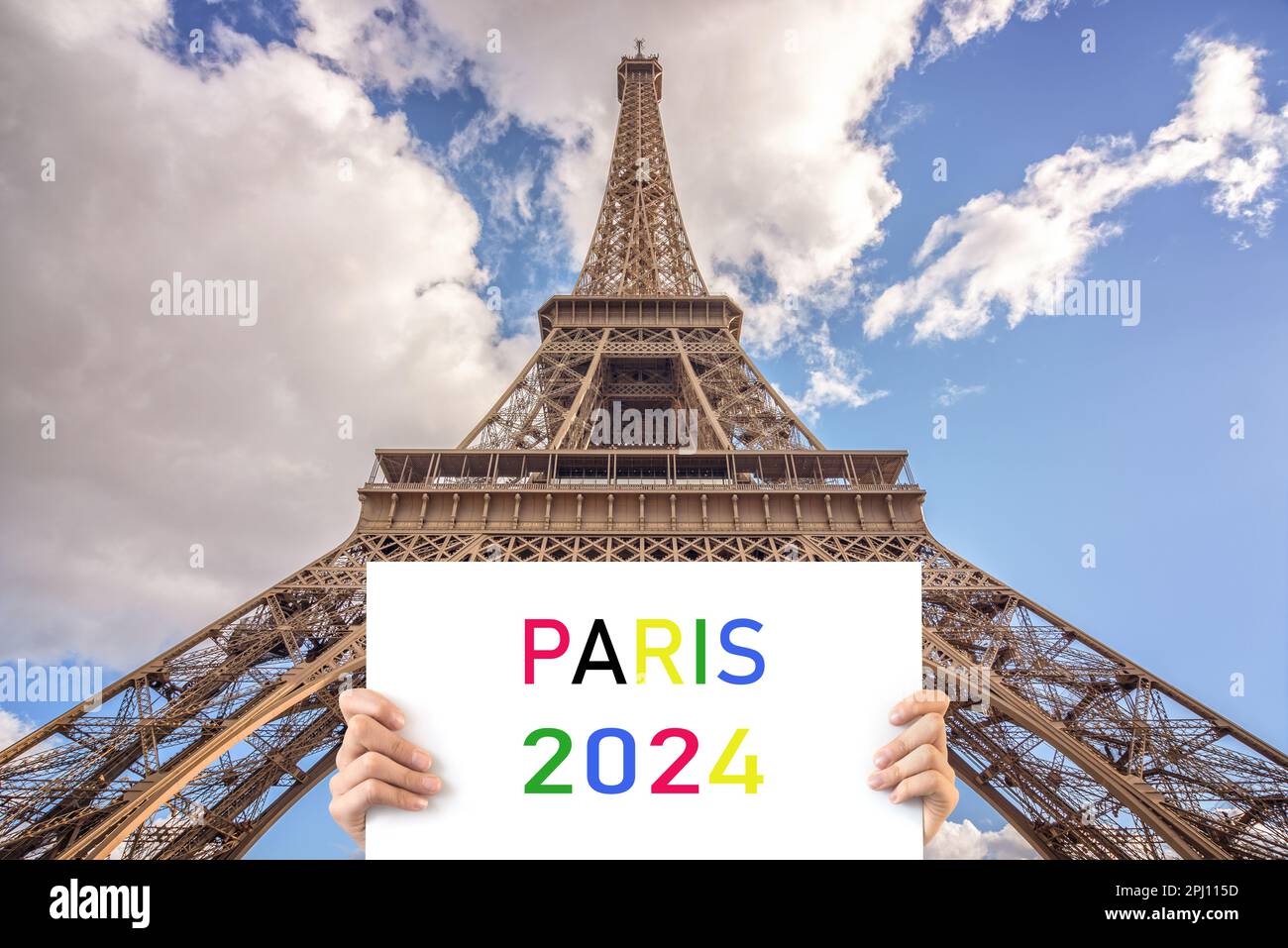 Parigi 2024 segno e Torre Eiffel, Giochi olimpici a Parigi, Francia Foto Stock