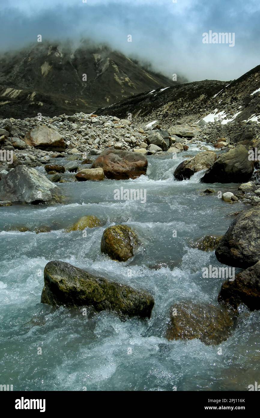Fiume ghiacciato di Lachung che scorre dal ghiacciaio a Yumesamdong, punto zero, Sikkim, India. Altitudine di 15.300 piedi, ultimo avamposto della civiltà. Foto Stock