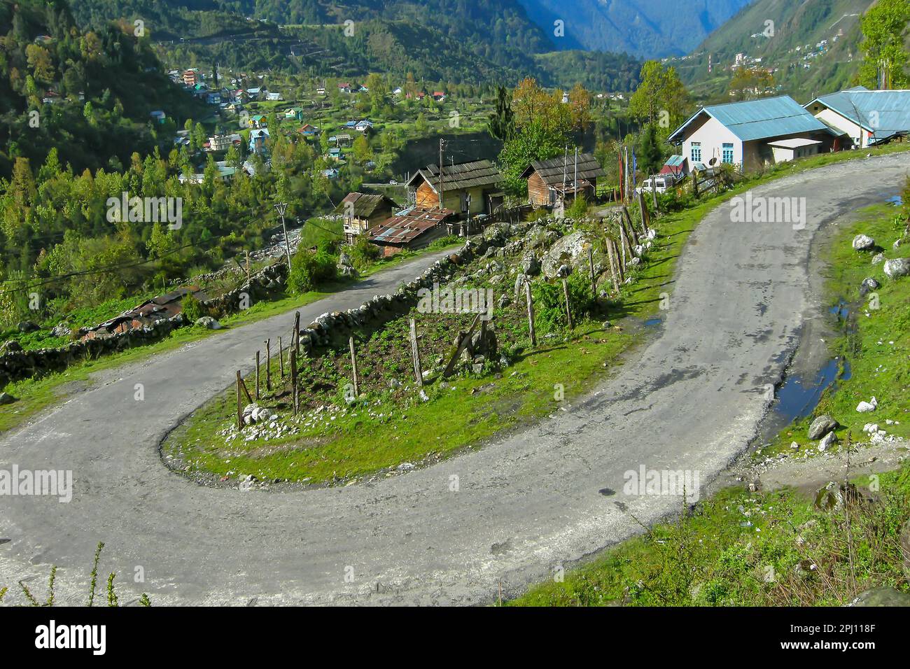 Strada di Lachung, Lachung valle, città e una bella stazione collinare nel Sikkim nord-orientale, India. Confluenza dei fiumi lachen e Lachung. Foto Stock