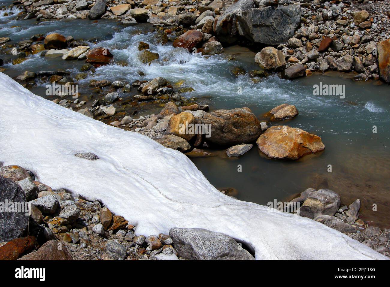 Ghiaccio congelato del fiume Lachung a Yumesamdong, punto zero, Sikkim, India. Altitudine di 15.300 piedi, ultimo avamposto della civiltà. Foto Stock