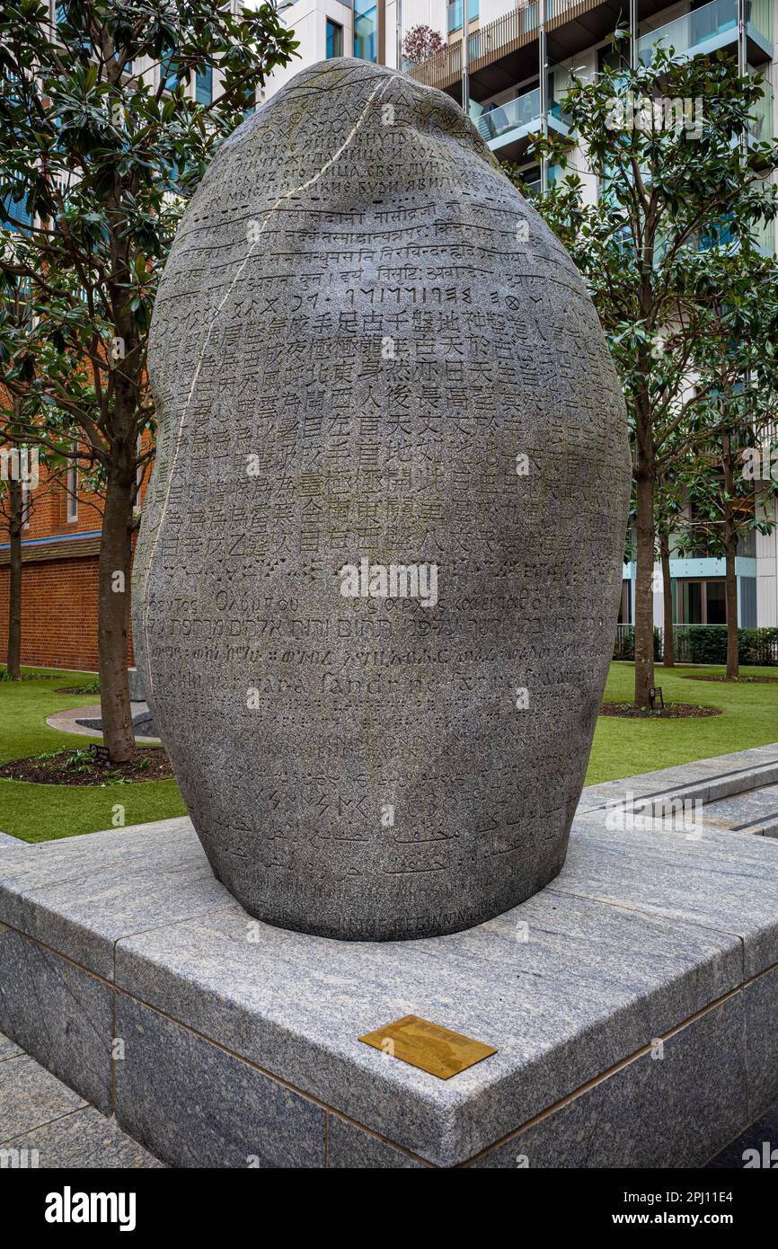 "The One and the Many" dello scultore Peter Randall-Page, Fitzroy Place Development, Londra. 24 tonnellate di masso di granito eroso naturalmente. 2015. Foto Stock