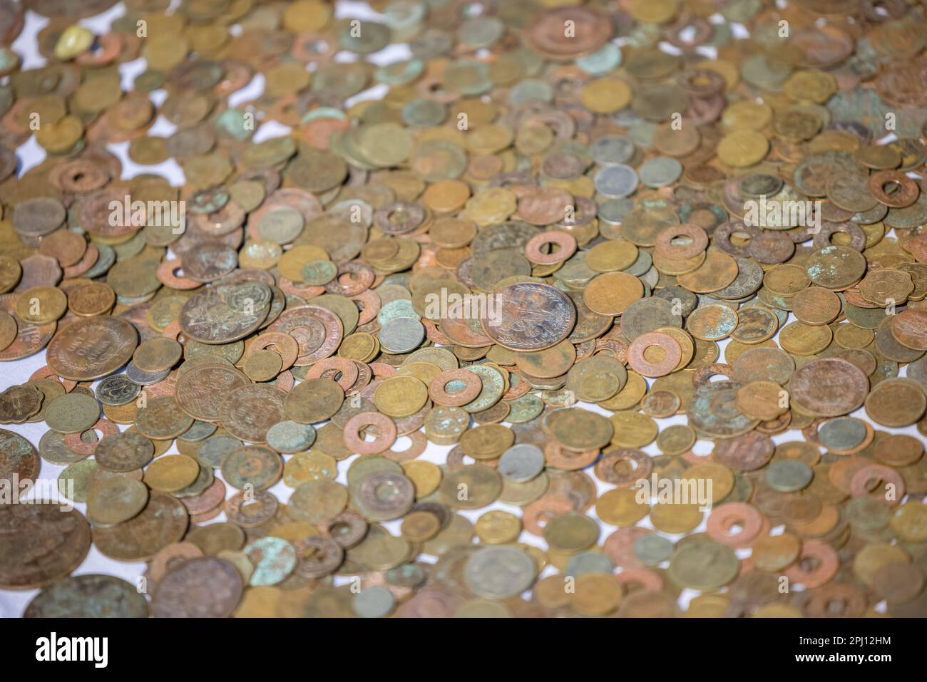 Collezione di vecchie monete indiane in mostra. Foto Stock