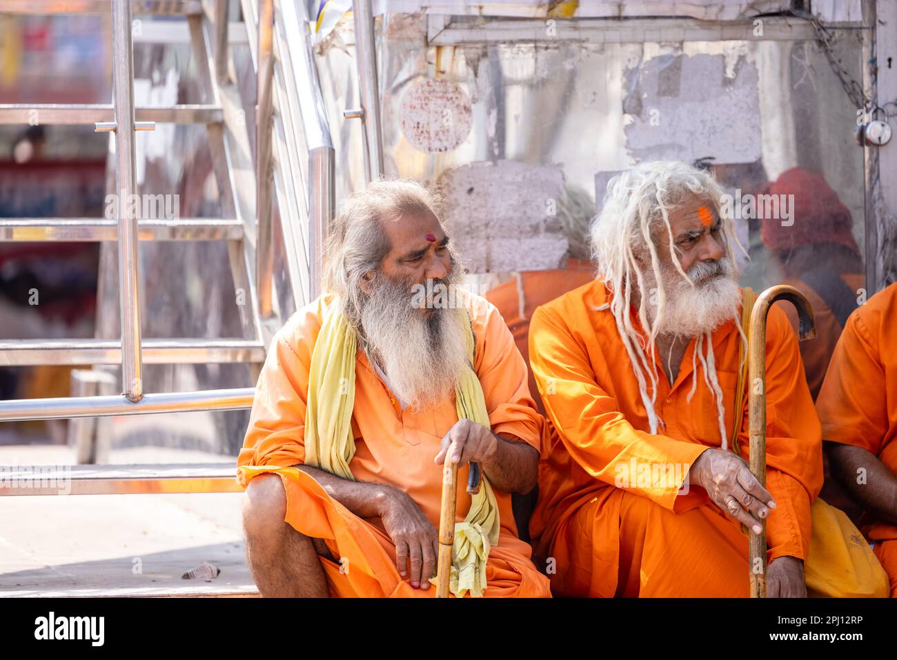 Santo Rishikesh, Ritratto di sadhu maschile brahmin non identificato vicino al fiume gange ghats a rishikesh durante la mattina d'inverno indossando abiti tradizionali. Foto Stock