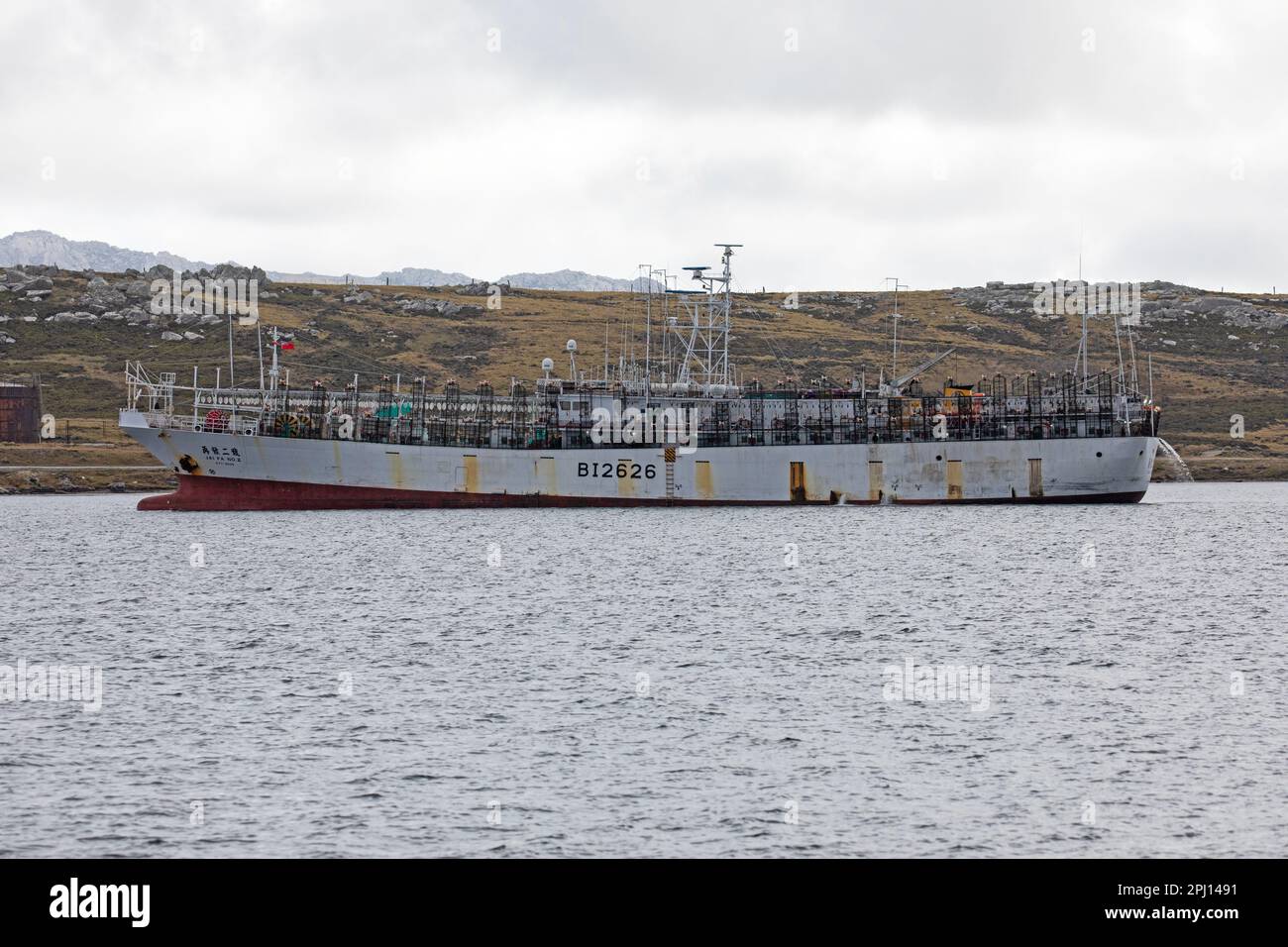Barca da pesca Jai fa N0,2, navigando sotto la bandiera di Taiwan, e costruito nel 2013, nel porto di Stanley, Isole Falkland. Foto Stock
