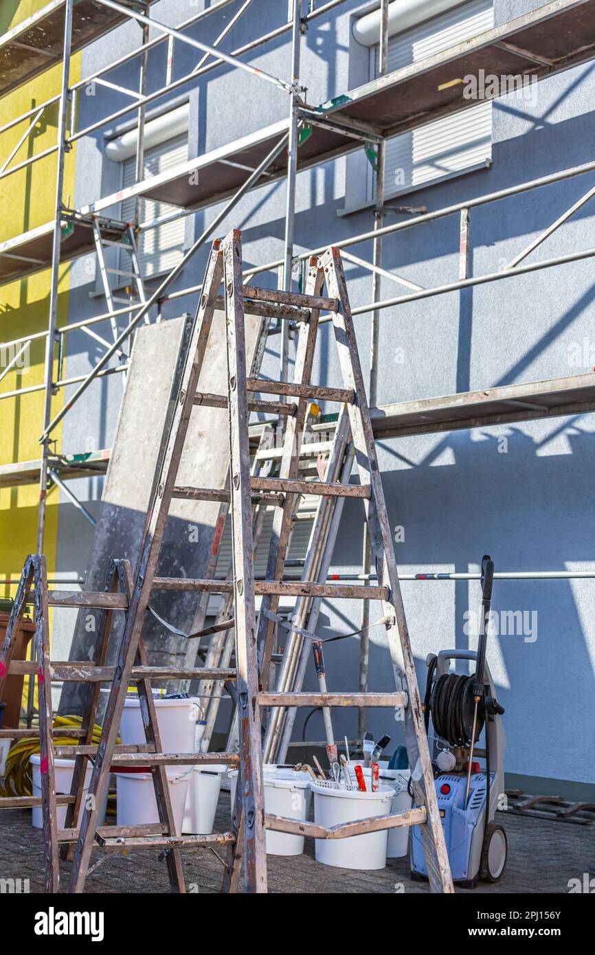 Casa moderna in costruzione con piattaforma impalcata. Edificio domestico di nuova costruzione Foto Stock