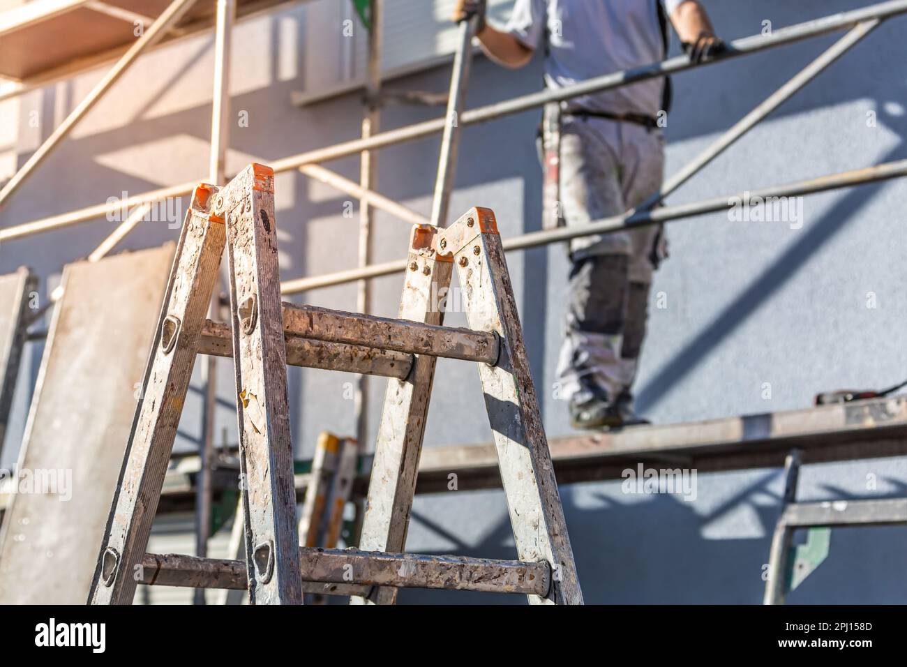 Casa moderna in costruzione con piattaforma impalcata. Edificio domestico di nuova costruzione Foto Stock