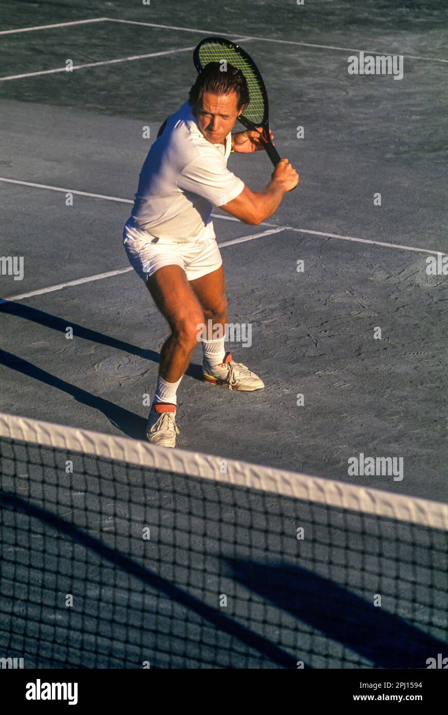 TENNIS MASCHILE SWING BACKHAND GIOCATORE SUL CAMPO DA TENNIS IN TERRA BATTUTA Foto Stock