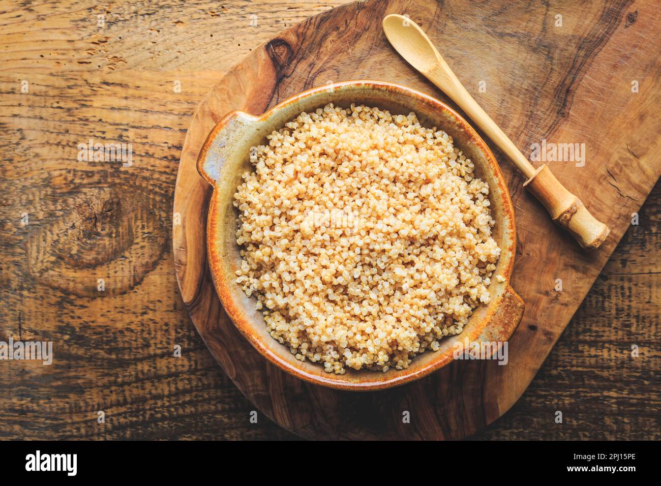 Sana quinoa cotta colorata. Superfood, senza glutine su sfondo di legno. Foto Stock