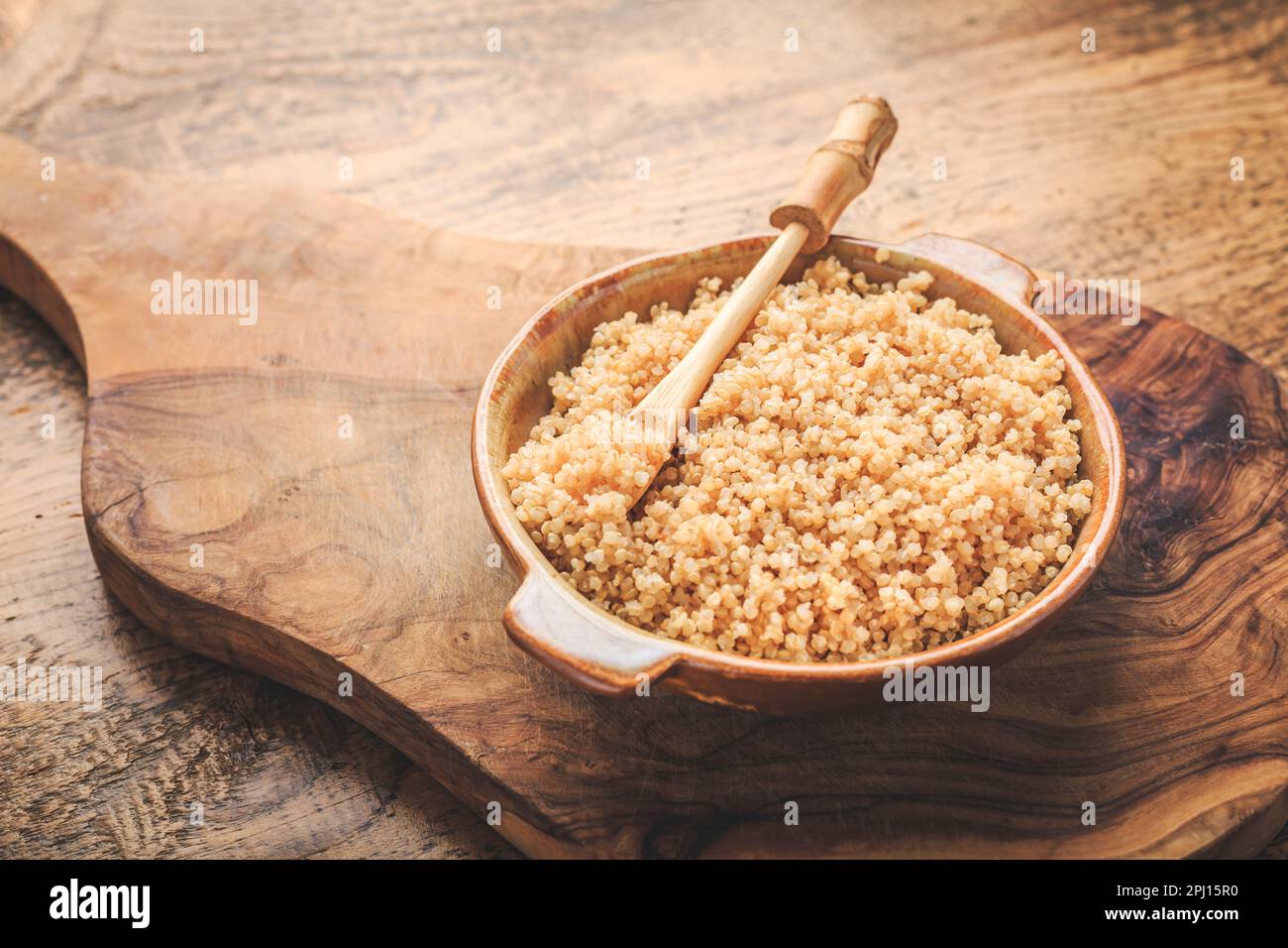 Sana quinoa cotta colorata. Superfood, senza glutine su sfondo di legno. Foto Stock