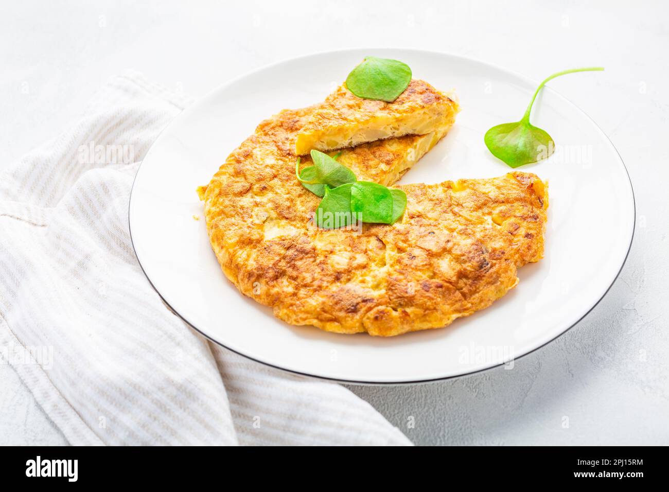 Frittata spagnola (tortilla de patatas) con patate e cipolla, cucina tipica spagnola. Foto Stock