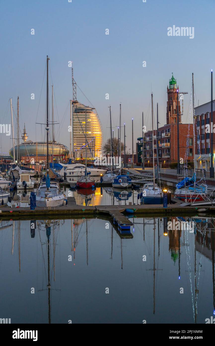 Nuovo porto, bacino del porto, distretto portuale, edifici residenziali, uffici, Edificio della città di vela, hotel, Klimahaus Bremerhaven, porticciolo e mu Foto Stock