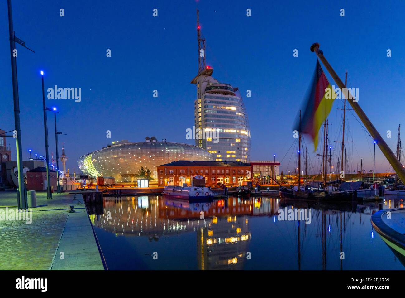 Nuovo porto, bacino del porto, distretto portuale, edifici residenziali, uffici, Edificio della città di vela, hotel, Klimahaus Bremerhaven, porticciolo e mu Foto Stock