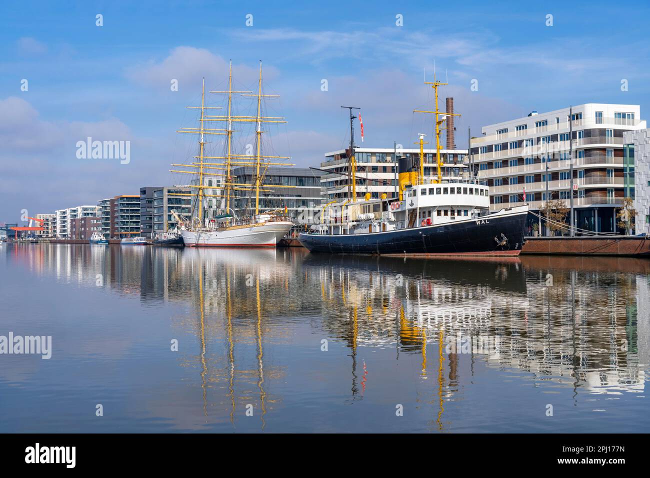 Nuovo porto, bacino del porto, distretto portuale, edifici residenziali, uffici, marina e navi museo, parte dell'Hafenwelten, a Bremerhave Foto Stock