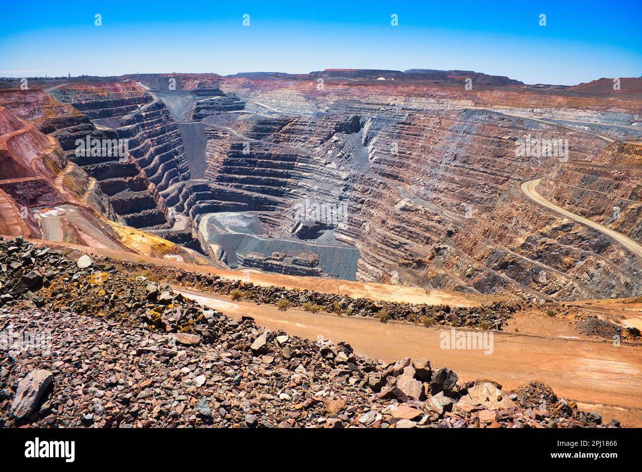All'interno del gigante Super Pit o Fimiston Open Pit, la più grande miniera d'oro a cielo aperto dell'Australia. Foto Stock