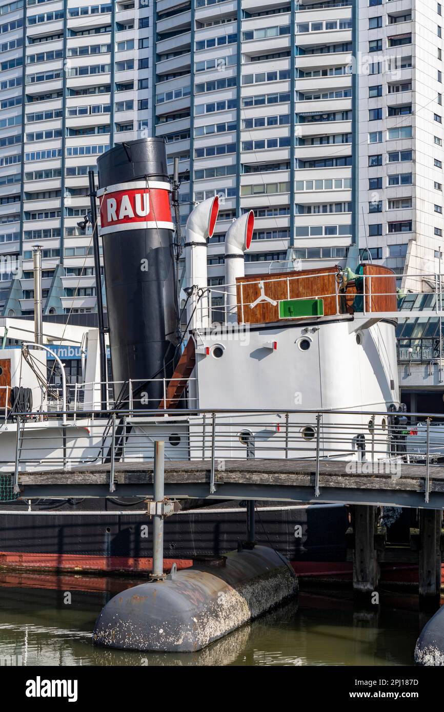 Porto vecchio, bacino del porto, quartiere del porto, navi museo, parte dei mondi del porto, alti edifici presso il Columbus Center, a Bremerhaven, Bre Foto Stock