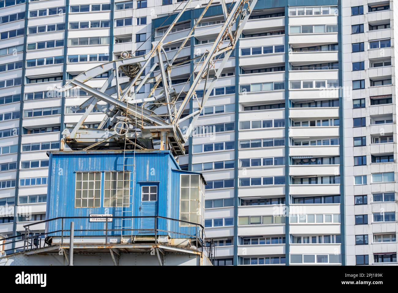 Porto vecchio, bacino del porto, quartiere del porto, navi museo, parte dei mondi del porto, gru portuale, alti edifici presso il Columbus Center, in Foto Stock