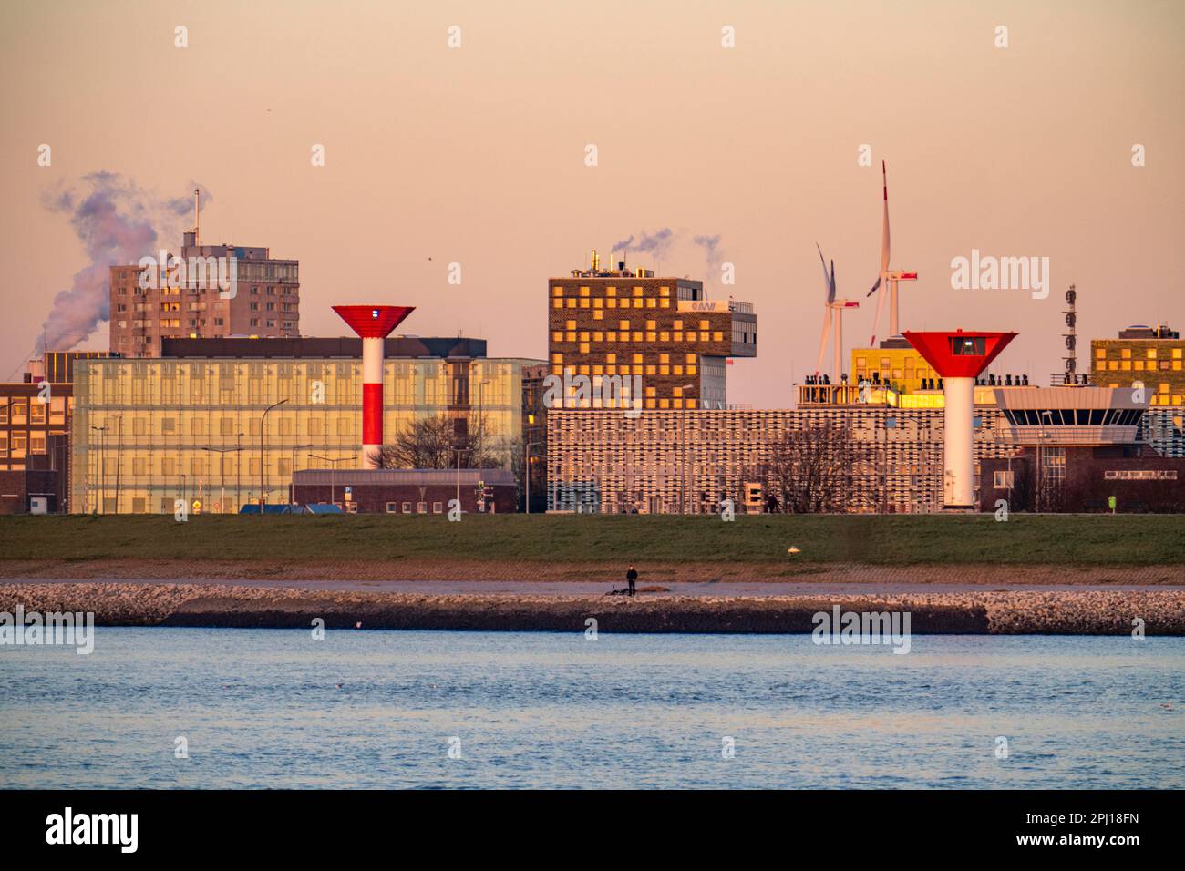 Skyline di Bremerhaven, visto attraverso il fiume Weser, costruzione dell'Istituto Alfred Wegener, Centro Helmholtz per la ricerca polare e marina (AWI), f Foto Stock