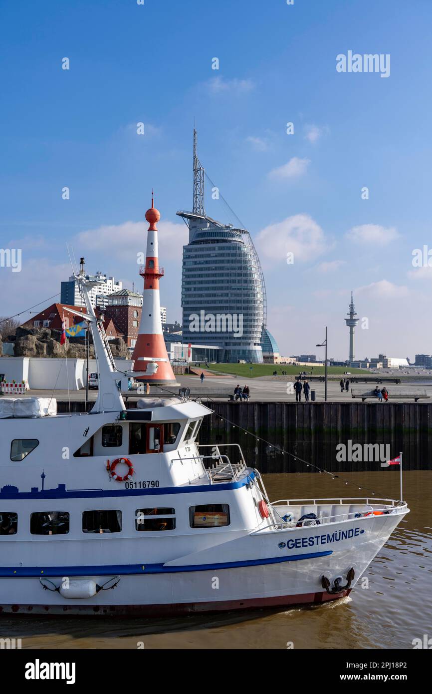 Bremerhaven skyline, Atlantic Sail City Hotel alto-levata, Geestemünde escursione in barca, vela fuori dal blocco Neuer Hafen nel Weser, Bremerhaven f Foto Stock