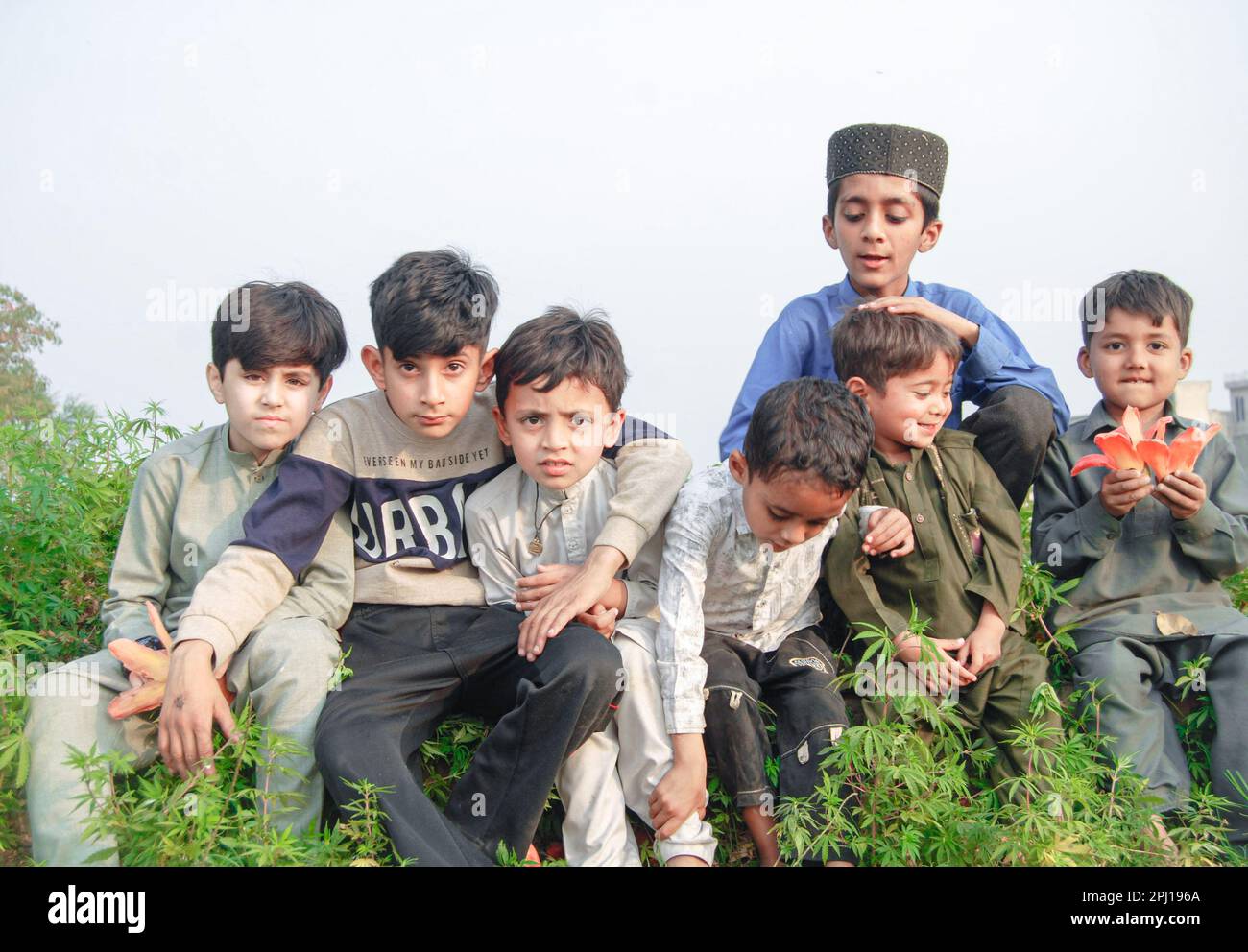 Bambini felici che giocano nel parco in estate.multicultural group.the concetto di amicizia infantile e comunicazione interculturale Foto Stock