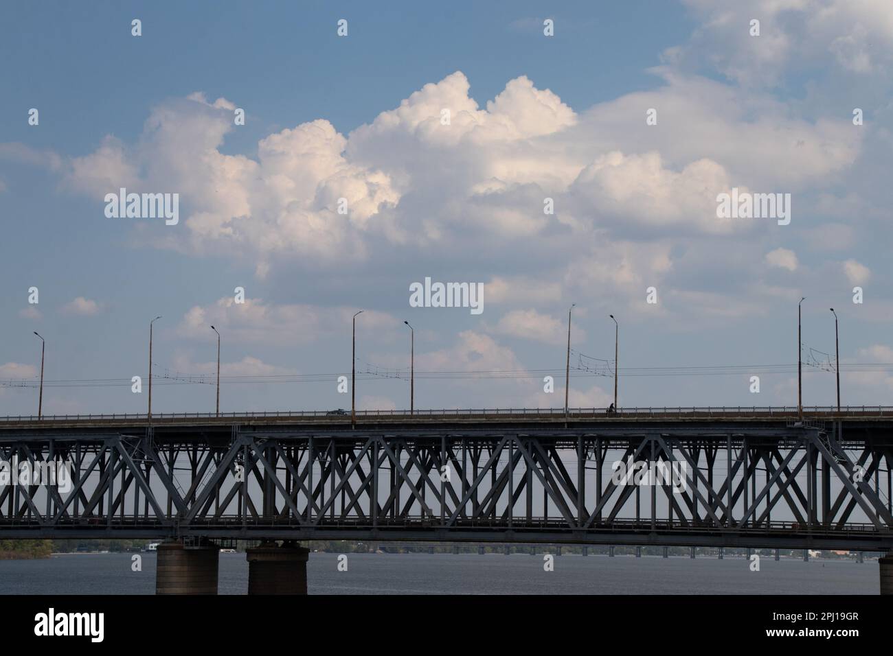 Un ponte a due piani sul fiume Dnieper, la ferrovia e l'automobile in Ucraina fino alle città del Dnieper sullo sfondo Foto Stock