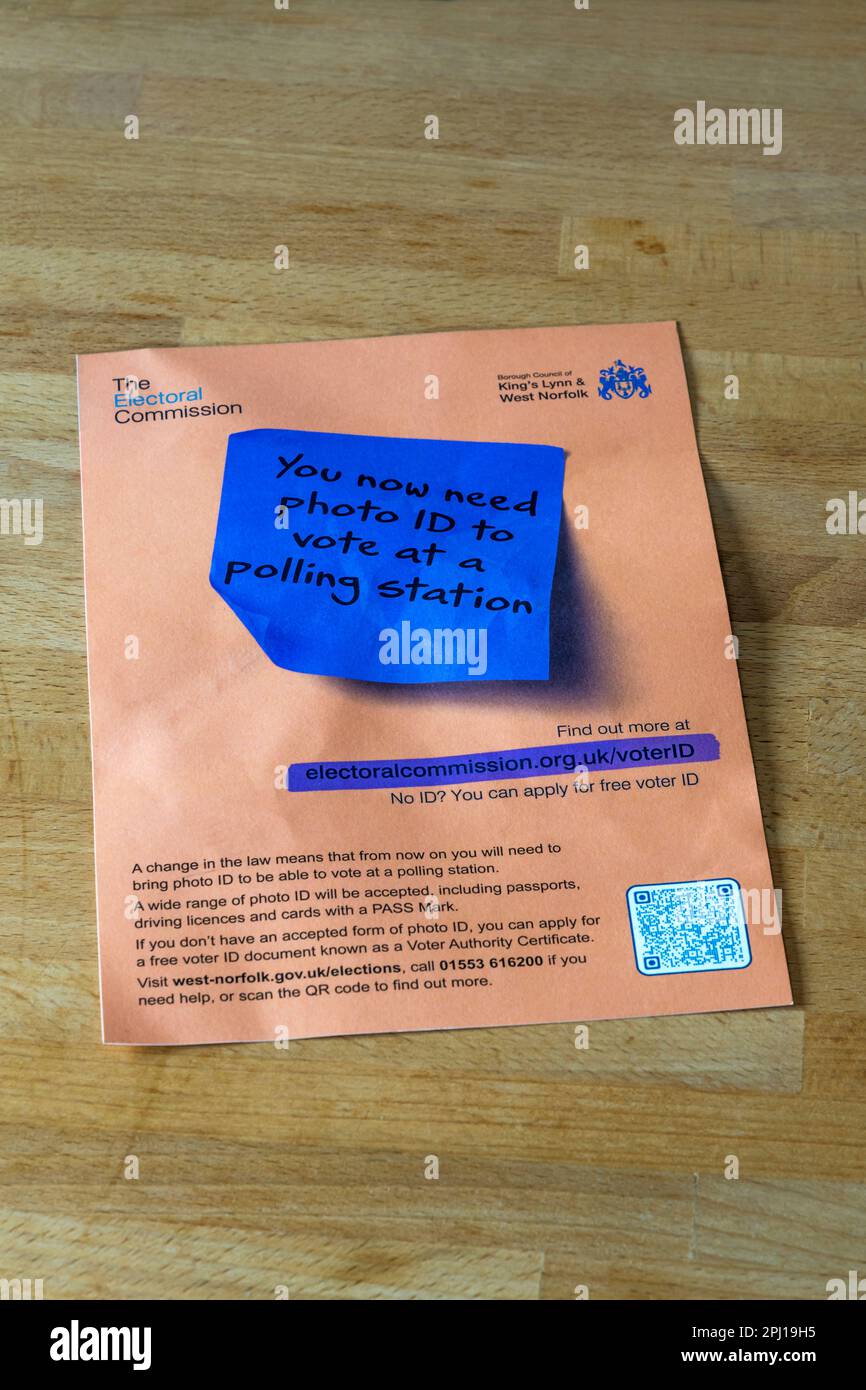 Il volantino della Commissione elettorale avverte gli elettori del Consiglio Borough di King's Lynn & West Norfolk che hanno bisogno di un documento d'identità con foto per votare in un seggio elettorale. Foto Stock