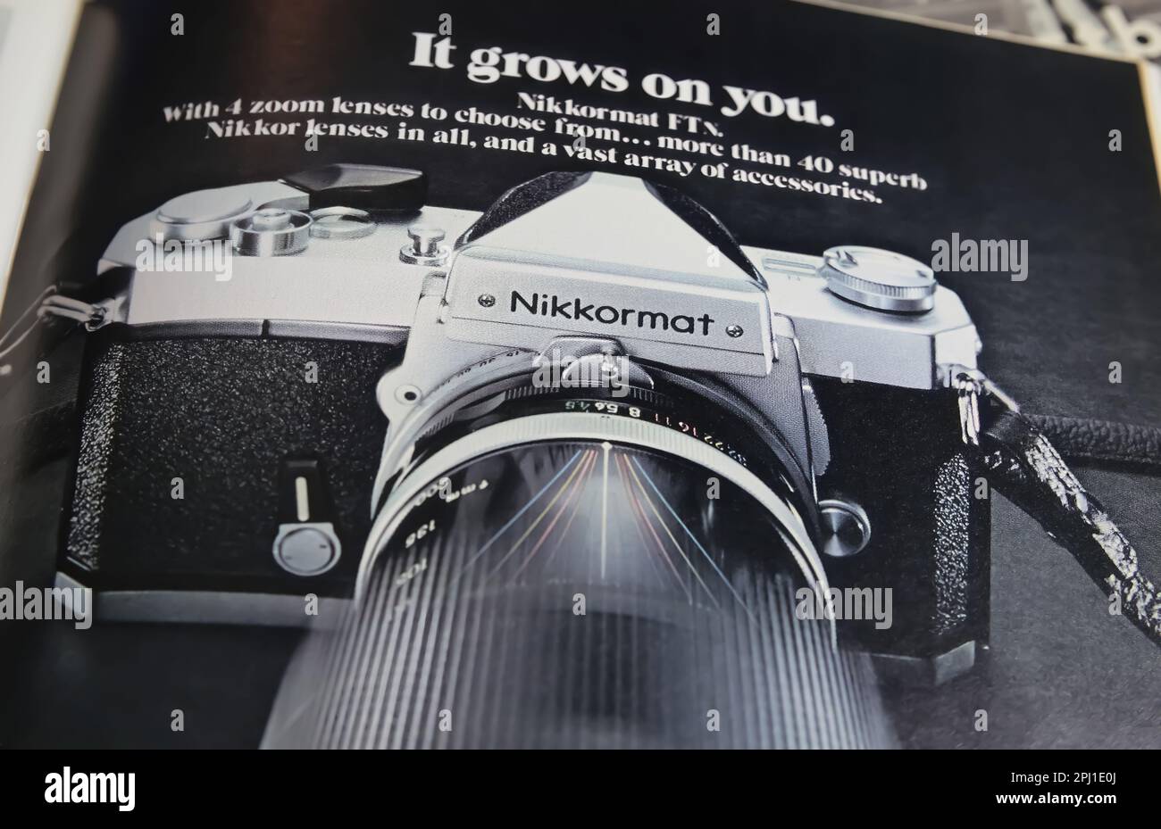 Viersen, Germania - Marzo 9. 2023: Primo piano di nikon Nikkormat ftn fotocamera classica pubblicità in inglese magazin dal 70s Foto Stock