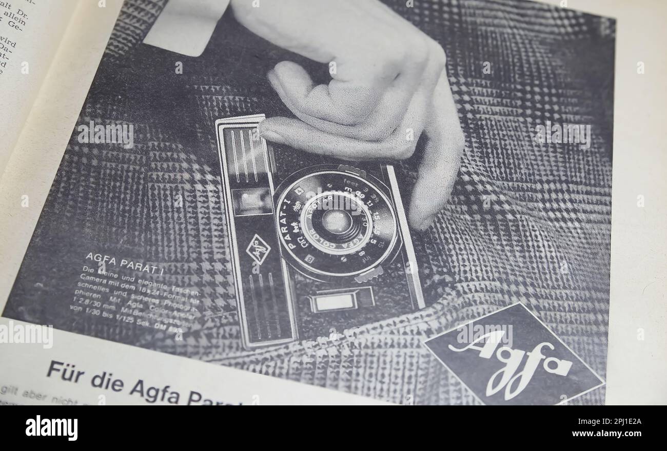 Viersen, Germania - Marzo 9. 2023: Primo piano di Agfa parat Pocket camera pubblicità in tedesco carta magazin dal 60s Foto Stock