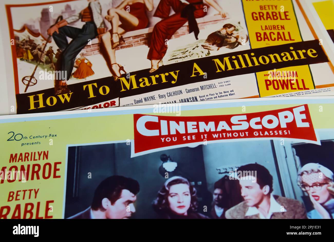 Viersen, Germania - Marzo 9. 2023: Primo piano dei manifesti del film di hollywood dalla commedia come sposare un milionario con Marilyn Monroe dal 1953 Foto Stock