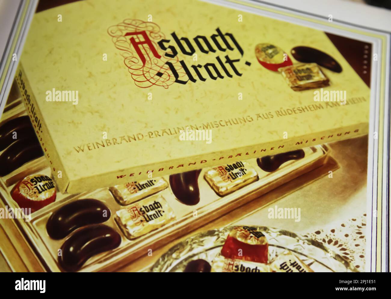 Viersen, Germania - Marzo 9. 2023: Primo piano della pubblicità tedesca Asbach Uralt con scatola di cioccolatini al brandy negli anni '60s Foto Stock