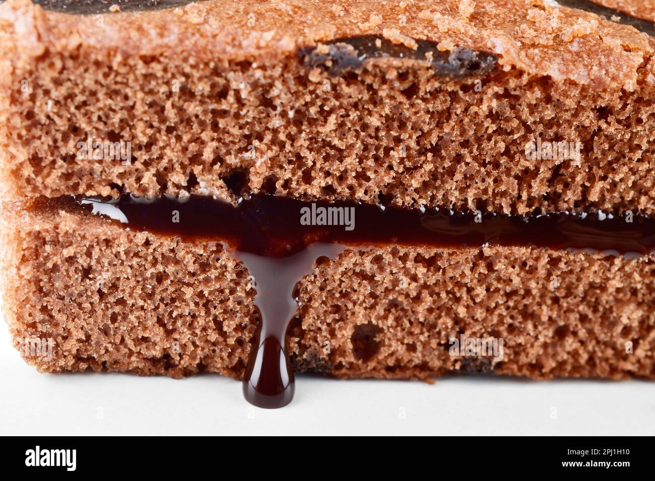 Primo piano sullo sciroppo al cioccolato per la torta Foto Stock