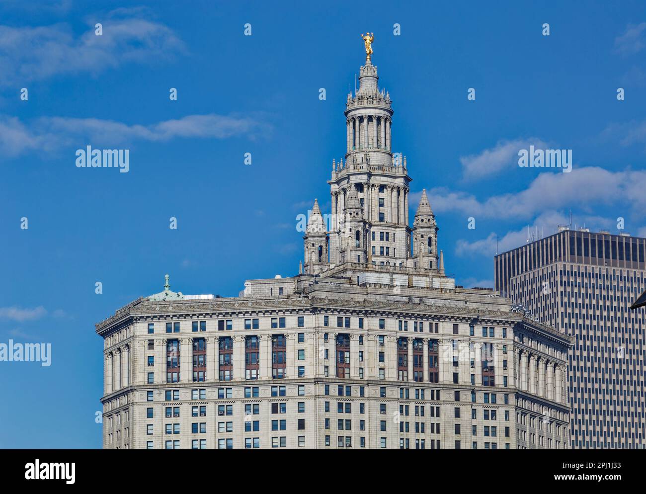 La forma bianca delle Beaux Arts dell'edificio municipale contrasta con il cielo blu. Ha una corona simile a un tempio, ricoperta dalla statua dorata "Civic Fame". Foto Stock