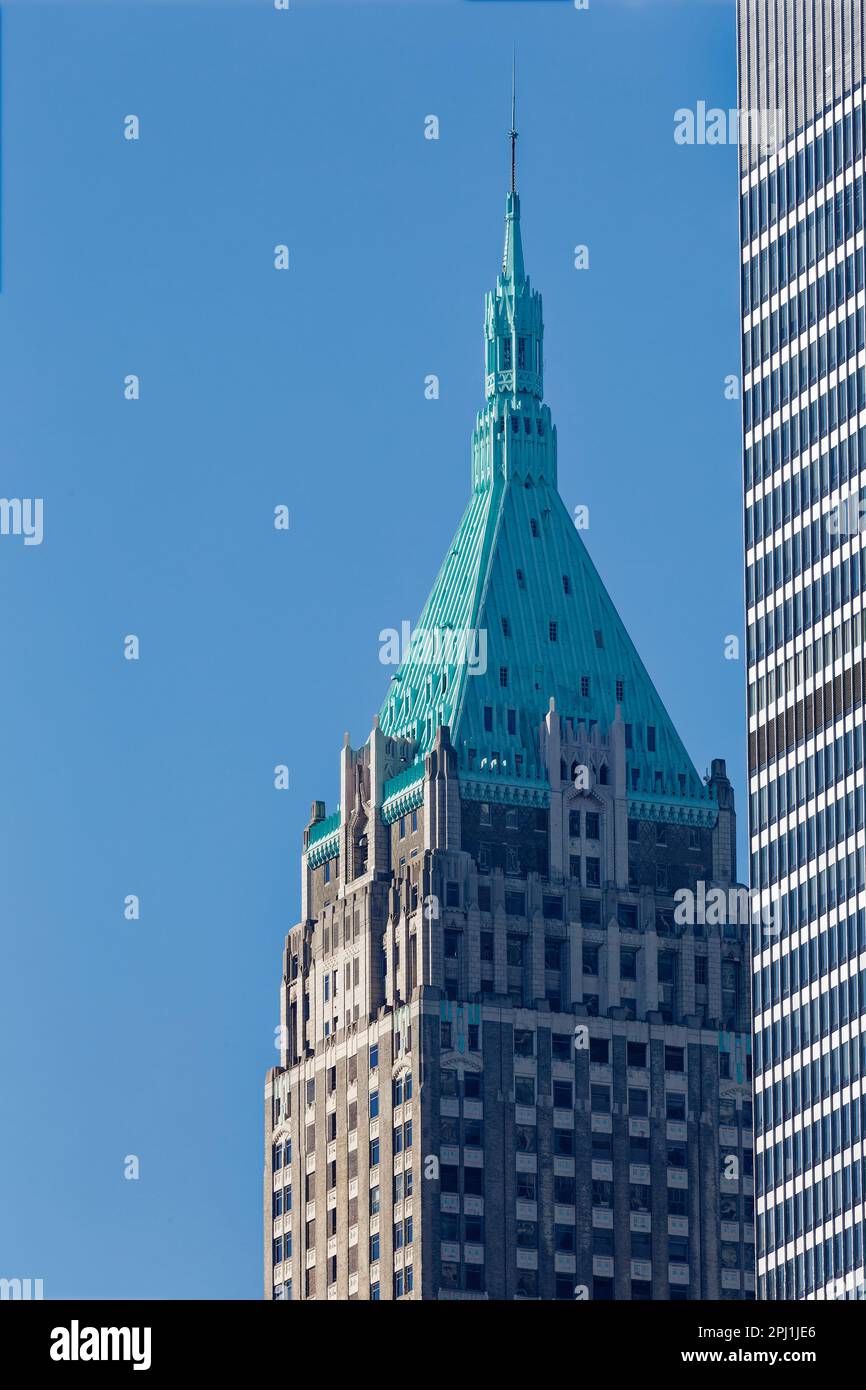 40 l'alto tetto piramidale rivestito in rame di Wall Street, visto qui dal Ponte di Brooklyn, si rifà a quello che era per breve tempo l'edificio più alto del mondo. Foto Stock